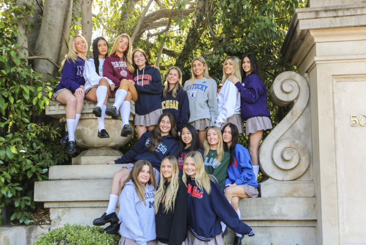 Seniors pose for the iconic Mayfield gate photo.